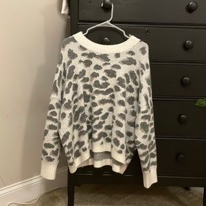 🩶 gray cheata print sweater from “A beautiful soul” size XL